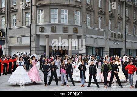 Les gens portent Lolita et cheongsam dans une rue de la ville de Wuhan, dans la province de Hubei, au centre-sud de la Chine, le 25 octobre 2020. Banque D'Images