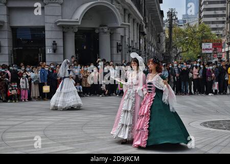 Les gens portent Lolita et cheongsam dans une rue de la ville de Wuhan, dans la province de Hubei, au centre-sud de la Chine, le 25 octobre 2020. Banque D'Images