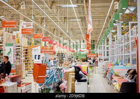 SAMARA, RUSSIE - 07 MAI 2018 : logo de l'hypermarché du centre commercial Auchan. Réseau de distribution français Auchan Banque D'Images