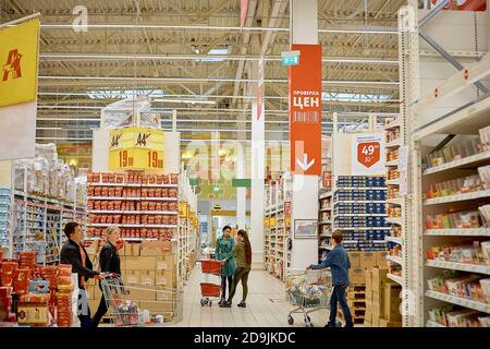 SAMARA, RUSSIE - 07 MAI 2018 : logo de l'hypermarché du centre commercial Auchan. Réseau de distribution français Auchan Banque D'Images