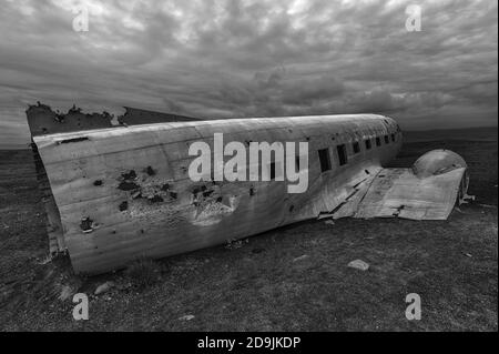 L’épave d’un avion militaire américain s’est écrasée au milieu de nulle part. L'avion était à court de carburant et s'est écrasé dans un désert non loin de Vik, au sud de l'Islande Banque D'Images