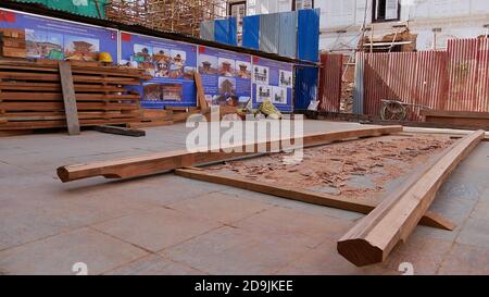 Katmandou, Népal - 11/11/2019: Travaux de construction avec des piliers en bois sculpté sur le sol de la place Durbar de Katmandou après le tremblement de terre désastreux de 2015. Banque D'Images