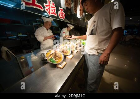 --FILE--les aliments locaux sont bien placés sur les cuiseurs à vapeur et les assiettes dans un restaurant à Shanghai, Chine, le 1er septembre 2020. *** Légende locale *** fachaoshi Banque D'Images