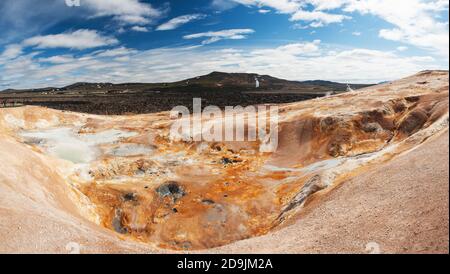 Leirhnjukur est la piscine thermale chaude de la région de Krafla, en Islande. La région autour du lac est multicolore et craquée. Banque D'Images