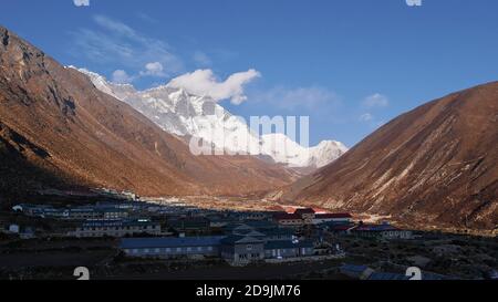 Dingboche, Népal - 11/22/2019: Vue panoramique du petit village de Sherpa Dingboche, arrêtez-vous sur le populaire camp de base de l'Everest Trek dans l'Himalaya. Banque D'Images