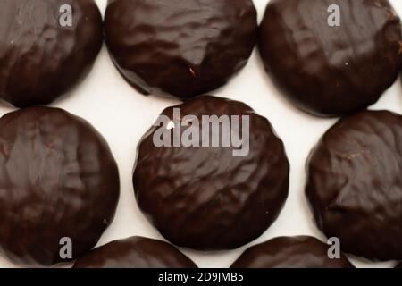 Groupe de bonbons, guimauves en chocolat isolé sur fond blanc. Vue de dessus. Concept de nourriture pour dents douces Banque D'Images