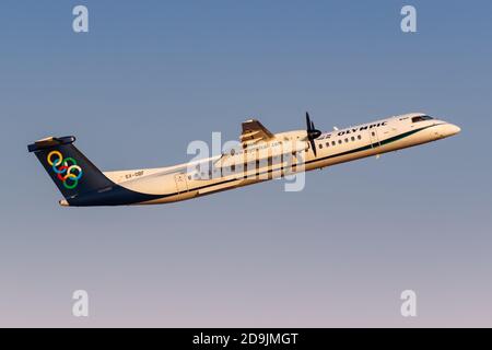 Athènes, Grèce - le 23 septembre 2020 : avion DHC-8-400 de la compagnie Olympic Air Bombardier à l'aéroport d'Athènes, en Grèce. Banque D'Images