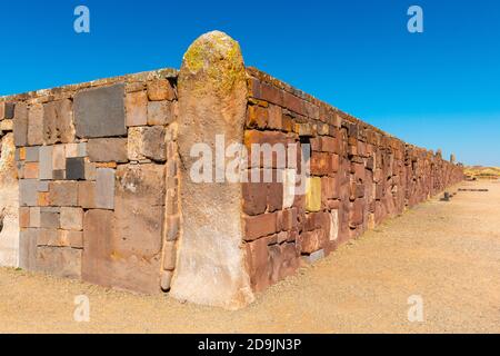 Mur en pierre entourant le temple de Kalasaya, site archéologique Tiwanaku ou Tiahuanaco, patrimoine mondial de l'UNESCO, Altiplano, la Paz, Bolivie, Amérique latine Banque D'Images