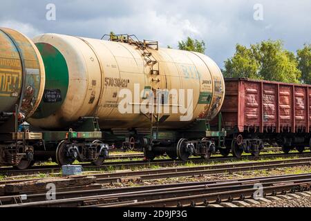 Russie, Kaluga - 27 OCTOBRE 2020: Chemin de fer avec rails et wagons de fret et cisserines sur eux. Banque D'Images