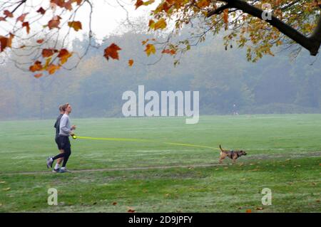 Londres, Royaume-Uni. 6 novembre 2020. Les gens font de l'exercice sur Wandsworth Common le deuxième jour du confinement. Credit: JOHNNY ARMSTEAD/Alamy Live News Banque D'Images