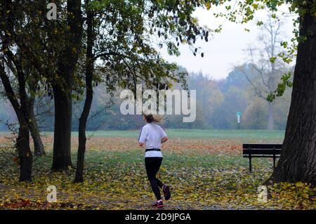 Londres, Royaume-Uni. 6 novembre 2020. Les gens font de l'exercice sur Wandsworth Common le deuxième jour du confinement. Credit: JOHNNY ARMSTEAD/Alamy Live News Banque D'Images