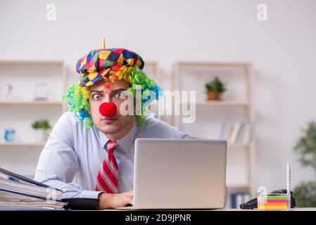 Clown employé drôle travaillant dans la salle de bureau Banque D'Images