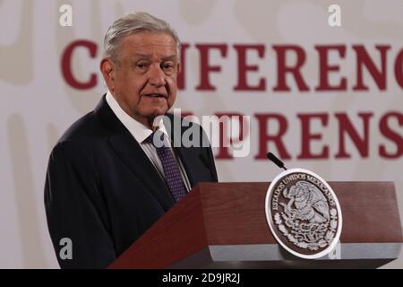 Mexico, Mexique. 05ème novembre 2020. MEXICO, MEXIQUE - NOVEMBRE 5 : le président mexicain Andres Manuel Lopez Obrador s'exprime lors de la conférence de presse quotidienne du matin, dans le cadre de la pandémie Covid-19, au Palais national, le 5 novembre 2020 à Mexico, au Mexique. Crédit: Ismael Rosas/Eyepix Group/The photo Access crédit: The photo Access/Alay Live News Banque D'Images