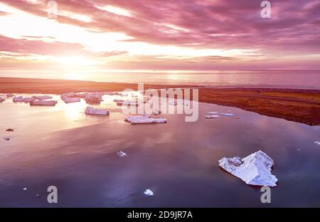 Vue aérienne du lagon du glacier en Islande au lever du soleil. Floes de glace calved du glacier. Fonte de la glace Banque D'Images