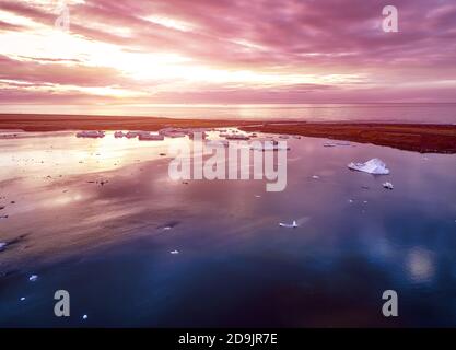 Vue aérienne du lagon du glacier en Islande au lever du soleil Banque D'Images