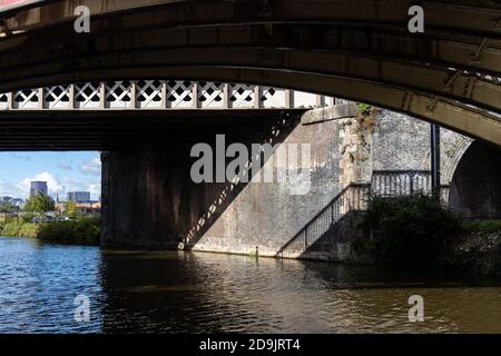 Une image contrastée des ponts et des ombres, le canal Bridgewater près du bassin de Castlefields, Manchester Banque D'Images