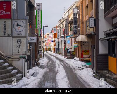 KANAZAWA, JAPON - 17 JANVIER 2017 : piétons dans les rues de Kanazawa en hiver. Banque D'Images