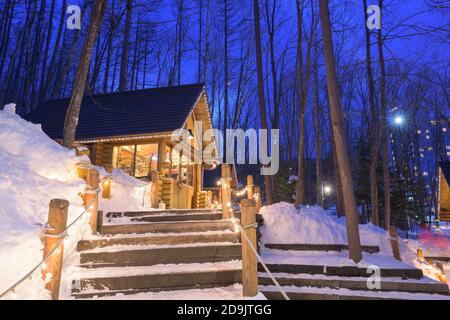 Furano, Hokkaido, Japan winter cabines au crépuscule. Banque D'Images