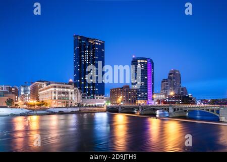 Grand Rapids, Michigan, USA Centre-ville sur la rivière Grand, au crépuscule. Banque D'Images