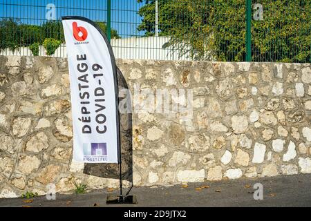 Antibes, France - 05.11.2020 la bannière du Centre d'évaluation COVID-19 est affichée à l'entrée principale d'un site d'essai du coronavirus. Banque D'Images