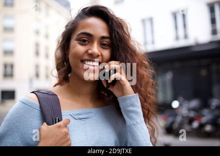 Gros plan portrait jeune femme parlant avec un téléphone portable en ville Banque D'Images