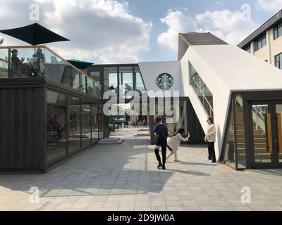 Les gens posent pour des photos avec le premier Starbucks Container concept Store dans le district de Baoshan à Shanghai, Chine, 24 octobre 2020. Banque D'Images