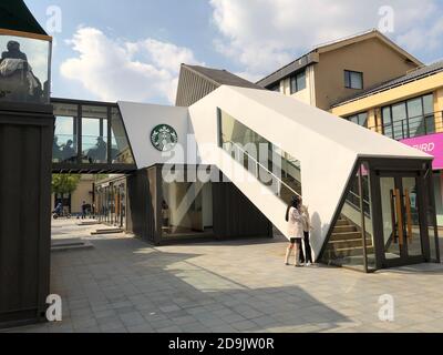 Les gens posent pour des photos avec le premier Starbucks Container concept Store dans le district de Baoshan à Shanghai, Chine, 24 octobre 2020. Banque D'Images