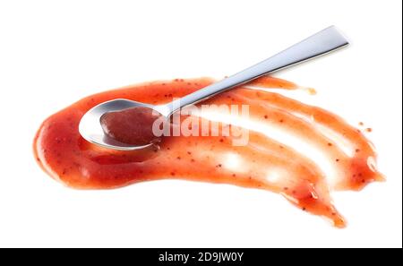 Cuillerée de sauce à la confiture rouge piquant sur blanc sur un une partie recourbante de la trempette ou de la vinaigrette avec un espace de copie ci-dessous Banque D'Images