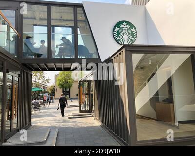 Les gens posent pour des photos avec le premier Starbucks Container concept Store dans le district de Baoshan à Shanghai, Chine, 24 octobre 2020. Banque D'Images