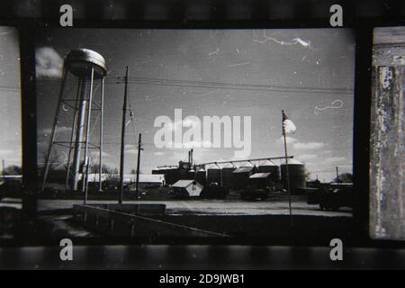 Belle photographie en noir et blanc vintage des années 1970 d'une usine de transformation agricole. Banque D'Images