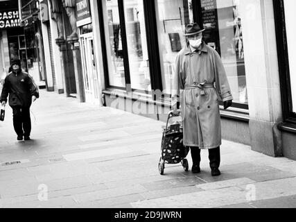 Homme avec masque, Glasgow Lockdown, l'homme porte un masque lorsqu'il fait ses courses à Glasgow pendant la pandémie de covid de 2020 Banque D'Images