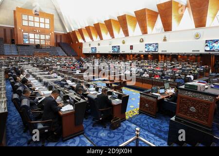 Kuala Lumpur, Malaisie. 06e novembre 2020. Les députés écoutent la présentation du budget national lors d'une session parlementaire tenue à Kuala Lumpur, en Malaisie, le 6 novembre 2020. Le gouvernement malaisien dirigé par le Premier ministre Muhyiddin Yassin a proposé vendredi un budget national expansionniste visant à aider le pays à lutter et à se remettre de la pandémie COVID-19. (Département de l'information/document de la Malaisie via Xinhua) crédit: Xinhua/Alay Live News Banque D'Images