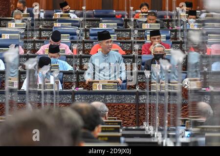 Kuala Lumpur, Malaisie. 06e novembre 2020. Le ministre des Finances de la Malaisie, Tengku Zafrul Tengku Abdul Aziz (C), présente le budget national lors d'une session parlementaire tenue à Kuala Lumpur (Malaisie) le 6 novembre 2020. Le gouvernement malaisien dirigé par le Premier ministre Muhyiddin Yassin a proposé vendredi un budget national expansionniste visant à aider le pays à lutter et à se remettre de la pandémie COVID-19. (Département de l'information/document de la Malaisie via Xinhua) crédit: Xinhua/Alay Live News Banque D'Images