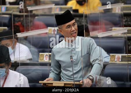 Kuala Lumpur, Malaisie. 06e novembre 2020. Le ministre des Finances de la Malaisie, Tengku Zafrul Tengku Abdul Aziz, présente le budget national lors d'une session parlementaire tenue à Kuala Lumpur, en Malaisie, le 6 novembre 2020. Le gouvernement malaisien dirigé par le Premier ministre Muhyiddin Yassin a proposé vendredi un budget national expansionniste visant à aider le pays à lutter et à se remettre de la pandémie COVID-19. (Département de l'information/document de la Malaisie via Xinhua) crédit: Xinhua/Alay Live News Banque D'Images