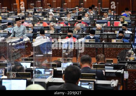 Kuala Lumpur, Malaisie. 06e novembre 2020. Le ministre des Finances de la Malaisie, Tengku Zafrul Tengku Abdul Aziz (1er L, front), présente le budget national lors d'une session parlementaire tenue à Kuala Lumpur, en Malaisie, le 6 novembre 2020. Le gouvernement malaisien dirigé par le Premier ministre Muhyiddin Yassin a proposé vendredi un budget national expansionniste visant à aider le pays à lutter et à se remettre de la pandémie COVID-19. (Département de l'information/document de la Malaisie via Xinhua) crédit: Xinhua/Alay Live News Banque D'Images