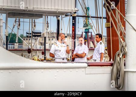 Szczecin, Pologne, juin 2019 équipage de navire sur le magnifique vieux voilier Juan Sebastian de Elcano à Tall Ship races à Stettin, amarré à la jetée de Chrobry Shafts Banque D'Images