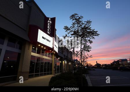 Cary, Caroline du Nord, États-Unis. 6 novembre 2020. Le soleil se lève trois jours après le jour de l'élection sur le chapiteau de l'Improv in Cary de Raleigh, NC alors que la nation continue d'attendre les résultats de l'élection présidentielle. Crédit : Bob Karp/ZUMA Wire/Alay Live News Banque D'Images