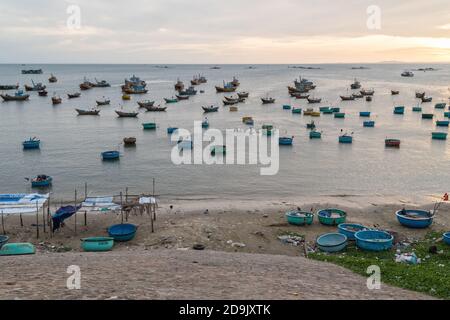 MUI ne Fishemans village. Bateau vietnamien traditionnel dans le panier en forme de village de pêche Mui ne, Vietnam, Asie Banque D'Images