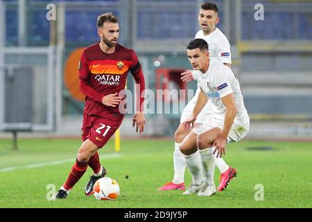 Borja Mayoral de Roma (L) vies pour le ballon avec Mateo Susic (R,UP) et Ovidiu Hoban (R,D) de Cluj pendant l'UEFA Europa League, Group Stage, Groupe P. Banque D'Images