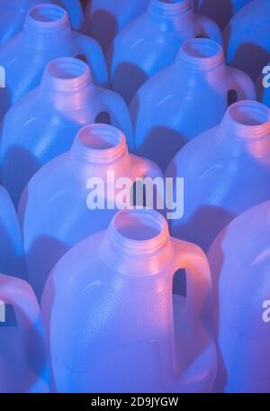 Flacons à lait en polyéthylène HDPE de 2 litres Nampak éclairés par des gels colorés. Emballage abstrait, bouteilles en plastique, emballage alimentaire britannique, lait de supermarché, plastique abstrait. Banque D'Images