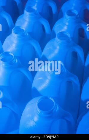 Flacons à lait en polyéthylène HDPE de 2 litres Nampak éclairés par des gels colorés. Emballage abstrait, bouteilles en plastique, emballage alimentaire britannique, lait de supermarché, plastique abstrait. Banque D'Images