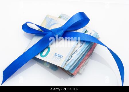 Billets et pièces en euros décorés d'arcs-cadeaux; donner de l'argent aux fêtes de Noël. Quand vous ne savez pas quoi donner, vous donnez de l'argent. Le meilleur cadeau, Banque D'Images