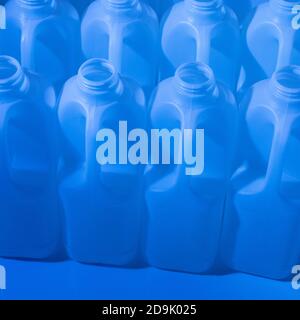 Flacons à lait en polyéthylène HDPE de 2 litres Nampak éclairés par des gels colorés. Emballage abstrait, bouteilles en plastique, emballage alimentaire britannique, lait de supermarché, plastique abstrait. Banque D'Images