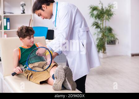 Garçon malade rendant visite à un jeune médecin pédiatre Banque D'Images