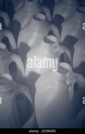 Flacons de lait en polyéthylène HDPE de 2 litres Nampak, traités avec des gels colorés (voir LES NOTES). Emballage abstrait, bouteilles en plastique, emballage alimentaire britannique, lait de supermarché. Banque D'Images