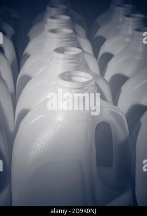 Flacons de lait en polyéthylène HDPE de 2 litres Nampak, traités avec des gels colorés (voir LES NOTES). Emballage abstrait, bouteilles en plastique, emballage alimentaire britannique, lait de supermarché. Banque D'Images