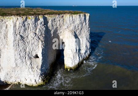 Vue aérienne rapprochée d'une arche de la mer de Chalk, dans la baie de Kingsgate, Broadescaliers Banque D'Images