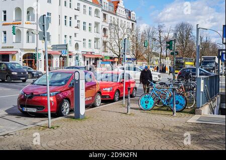 Berlin, Allemagne - 11 mars 2020: Vue sur une voiture électrique qui est chargée à une station de charge publique. Banque D'Images