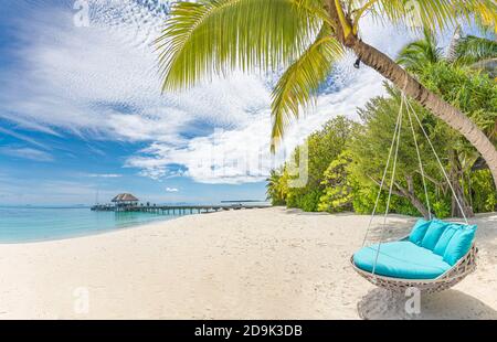 Fond tropical de plage comme paysage d'été avec balançoire de plage ou hamac et sable blanc et mer calme pour la bannière de plage. Des vacances parfaites sur la plage Banque D'Images