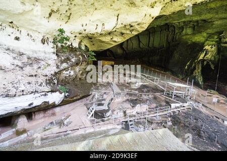 Travaux d'excavation dans les grandes grottes du parc national de Niah, Sarawak Banque D'Images